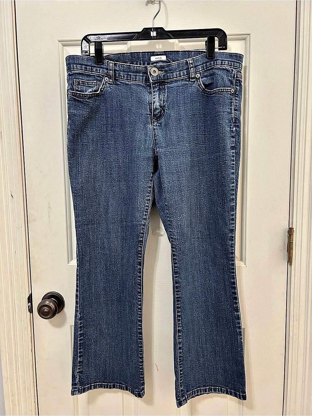 Liz & Co. Straight Leg Stretch Jeans. Stretch Straight Leg Jeans Blue Size 14 pe